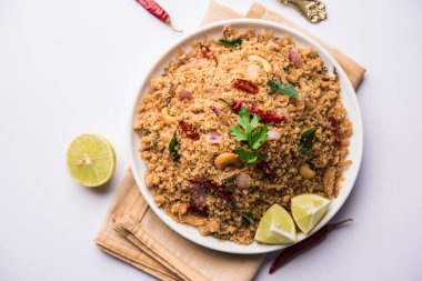 Rava Upma / Uppuma - güneyde Hint kahvaltı servis bir kase. seçici odak