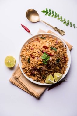 Rava Upma / Uppuma - güneyde Hint kahvaltı servis bir kase. seçici odak