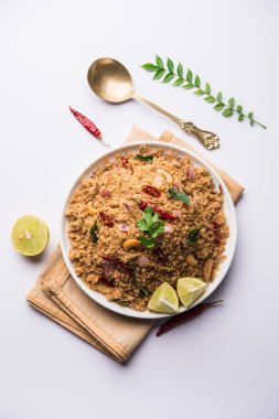 Rava Upma / Uppuma - güneyde Hint kahvaltı servis bir kase. seçici odak