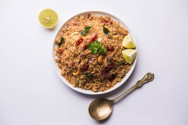 Rava Upma / Uppuma - güneyde Hint kahvaltı servis bir kase. seçici odak