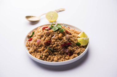 Rava Upma / Uppuma - güneyde Hint kahvaltı servis bir kase. seçici odak