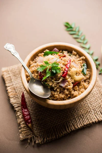 Rava Upma / Uppuma - güneyde Hint kahvaltı servis bir kase. seçici odak