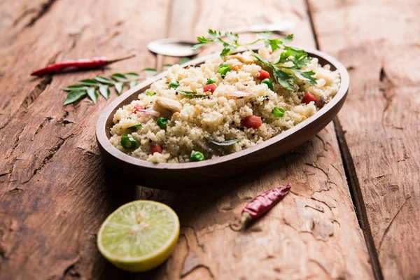 Rava Upma / Uppuma - güneyde Hint kahvaltı servis bir kase. seçici odak