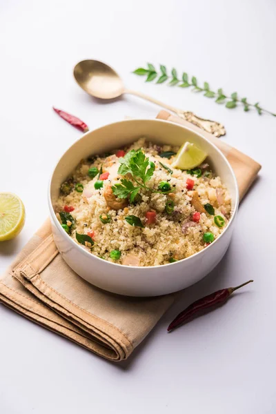 Rava Upma / Uppuma - güneyde Hint kahvaltı servis bir kase. seçici odak