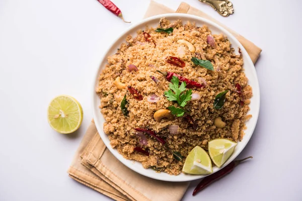 Rava Upma / Uppuma - güneyde Hint kahvaltı servis bir kase. seçici odak