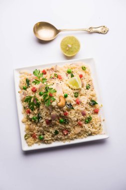 Rava Upma / Uppuma - güneyde Hint kahvaltı servis bir kase. seçici odak