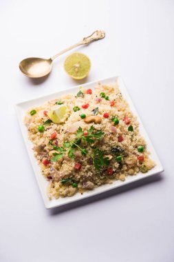 Rava Upma / Uppuma - güneyde Hint kahvaltı servis bir kase. seçici odak