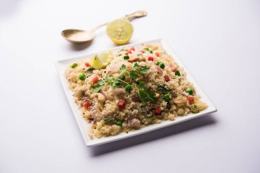 Rava Upma / Uppuma - güneyde Hint kahvaltı servis bir kase. seçici odak