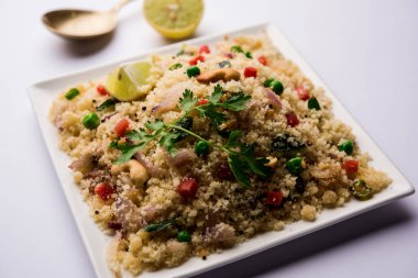 Rava Upma / Uppuma - güneyde Hint kahvaltı servis bir kase. seçici odak