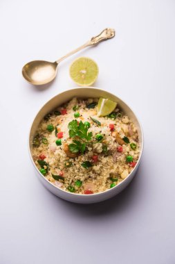 Rava Upma / Uppuma - güneyde Hint kahvaltı servis bir kase. seçici odak