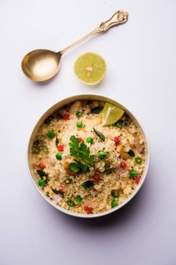 Rava Upma / Uppuma - güneyde Hint kahvaltı servis bir kase. seçici odak