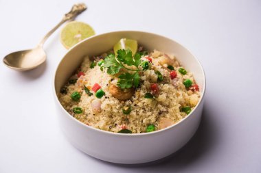 Rava Upma / Uppuma - güneyde Hint kahvaltı servis bir kase. seçici odak