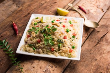 Rava Upma / Uppuma - güneyde Hint kahvaltı servis bir kase. seçici odak