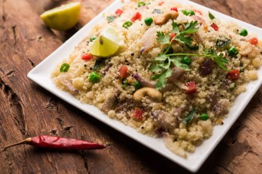 Rava Upma / Uppuma - güneyde Hint kahvaltı servis bir kase. seçici odak