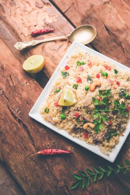 Rava Upma / Uppuma - güneyde Hint kahvaltı servis bir kase. seçici odak