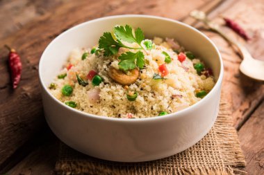 Rava Upma / Uppuma - güneyde Hint kahvaltı servis bir kase. seçici odak