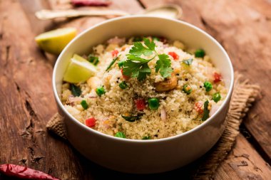 Rava Upma / Uppuma - güneyde Hint kahvaltı servis bir kase. seçici odak