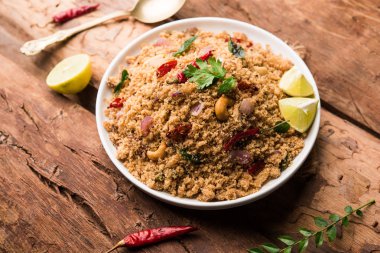 Rava Upma / Uppuma - güneyde Hint kahvaltı servis bir kase. seçici odak