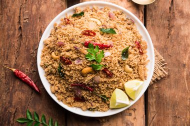 Rava Upma / Uppuma - güneyde Hint kahvaltı servis bir kase. seçici odak