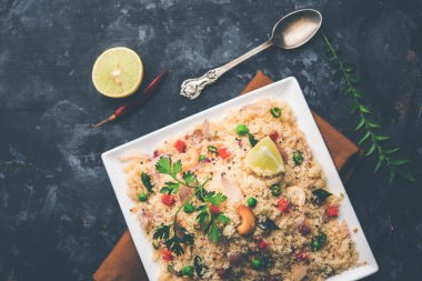 Rava Upma / Uppuma - güneyde Hint kahvaltı servis bir kase. seçici odak