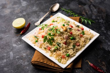 Rava Upma / Uppuma - güneyde Hint kahvaltı servis bir kase. seçici odak