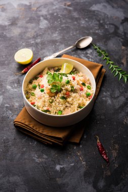 Rava Upma / Uppuma - güneyde Hint kahvaltı servis bir kase. seçici odak