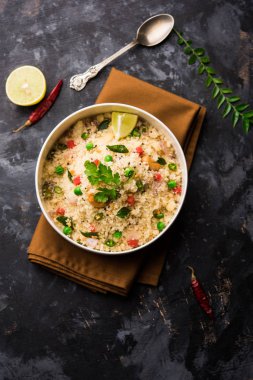 Rava Upma / Uppuma - güneyde Hint kahvaltı servis bir kase. seçici odak