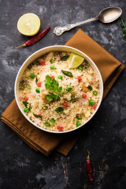 Rava Upma / Uppuma - güneyde Hint kahvaltı servis bir kase. seçici odak