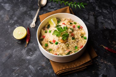Rava Upma / Uppuma - güneyde Hint kahvaltı servis bir kase. seçici odak