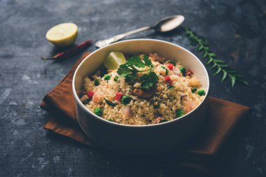 Rava Upma / Uppuma - güneyde Hint kahvaltı servis bir kase. seçici odak