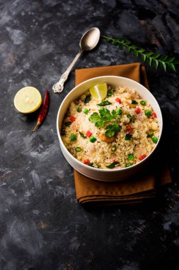 Rava Upma / Uppuma - güneyde Hint kahvaltı servis bir kase. seçici odak