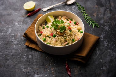 Rava Upma / Uppuma - güneyde Hint kahvaltı servis bir kase. seçici odak