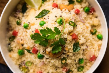 Rava Upma / Uppuma - güneyde Hint kahvaltı servis bir kase. seçici odak