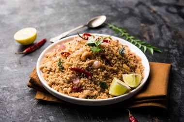 Rava Upma / Uppuma - güneyde Hint kahvaltı servis bir kase. seçici odak