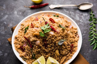 Rava Upma / Uppuma - güneyde Hint kahvaltı servis bir kase. seçici odak