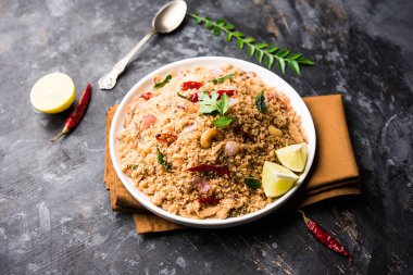 Rava Upma / Uppuma - güneyde Hint kahvaltı servis bir kase. seçici odak