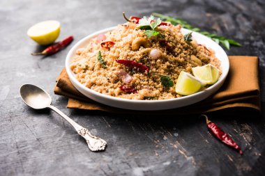 Rava Upma / Uppuma - güneyde Hint kahvaltı servis bir kase. seçici odak