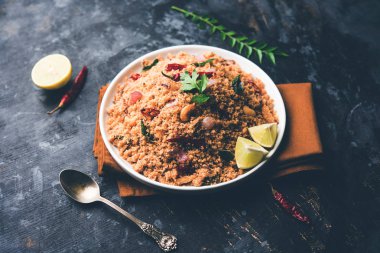 Rava Upma / Uppuma - güneyde Hint kahvaltı servis bir kase. seçici odak