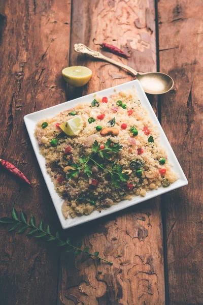 Rava Upma / Uppuma - güneyde Hint kahvaltı servis bir kase. seçici odak