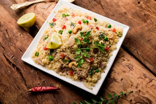 Rava Upma / Uppuma - güneyde Hint kahvaltı servis bir kase. seçici odak