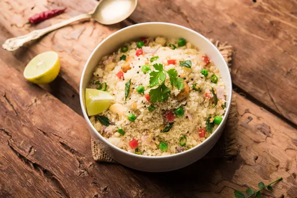 Rava Upma / Uppuma - güneyde Hint kahvaltı servis bir kase. seçici odak