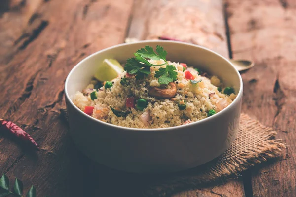 Rava Upma / Uppuma - güneyde Hint kahvaltı servis bir kase. seçici odak