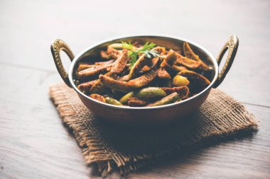 Tindora Sabzi / Tendli / tondli Fry olarak da bilinen Ivy Gourd kızartma tarifi. seçici odak