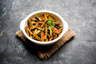 Tindora Sabzi / Tendli / tondli Fry olarak da bilinen Ivy Gourd kızartma tarifi. seçici odak