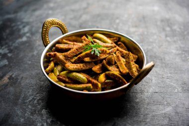 Tindora Sabzi / Tendli / tondli Fry olarak da bilinen Ivy Gourd kızartma tarifi. seçici odak