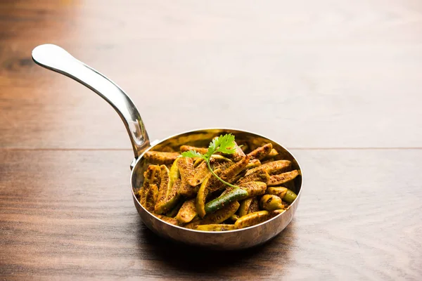 Tindora Sabzi / Tendli / tondli Fry olarak da bilinen Ivy Gourd kızartma tarifi. seçici odak