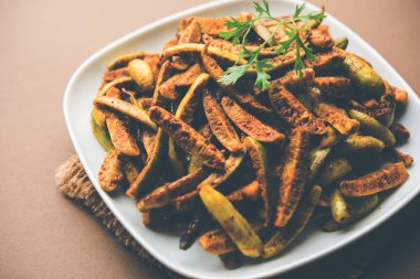 Tindora Sabzi / Tendli / tondli Fry olarak da bilinen Ivy Gourd kızartma tarifi. seçici odak