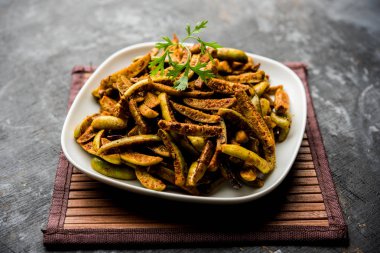 Tindora Sabzi / Tendli / tondli Fry olarak da bilinen Ivy Gourd kızartma tarifi. seçici odak