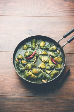 Aloo Palak Sabzi ya da bir kasede servis edilen ıspanaklı patates körisi. Popüler Hint sağlıklı tarifi. Seçici odak