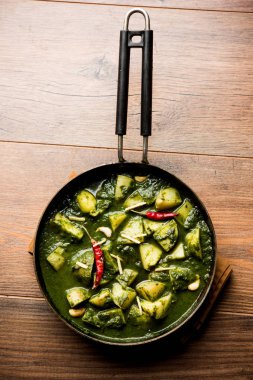 Aloo Palak Sabzi ya da bir kasede servis edilen ıspanaklı patates körisi. Popüler Hint sağlıklı tarifi. Seçici odak